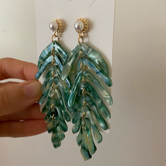 3/$30🖤 Green Acrylic Fern Leaf Pearl Earring Set - Picture 7 of 11